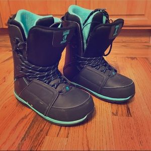 SOLD - Liquid Women’s Snowboarding Boots size 9